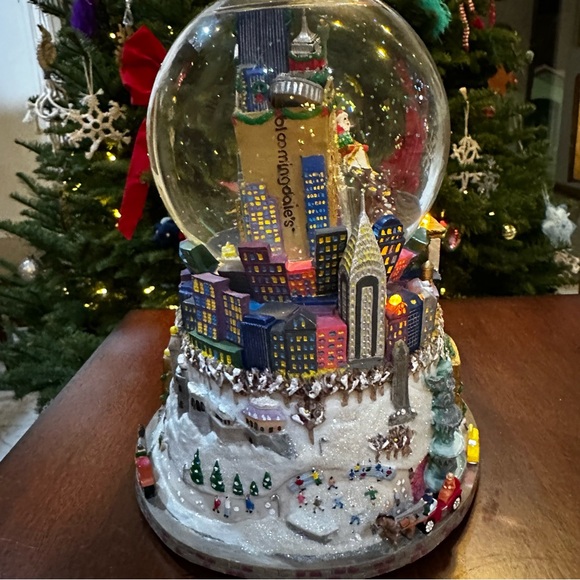 Bloomingdale's NYC Snowglobe/Music Box - Picture 5 of 11